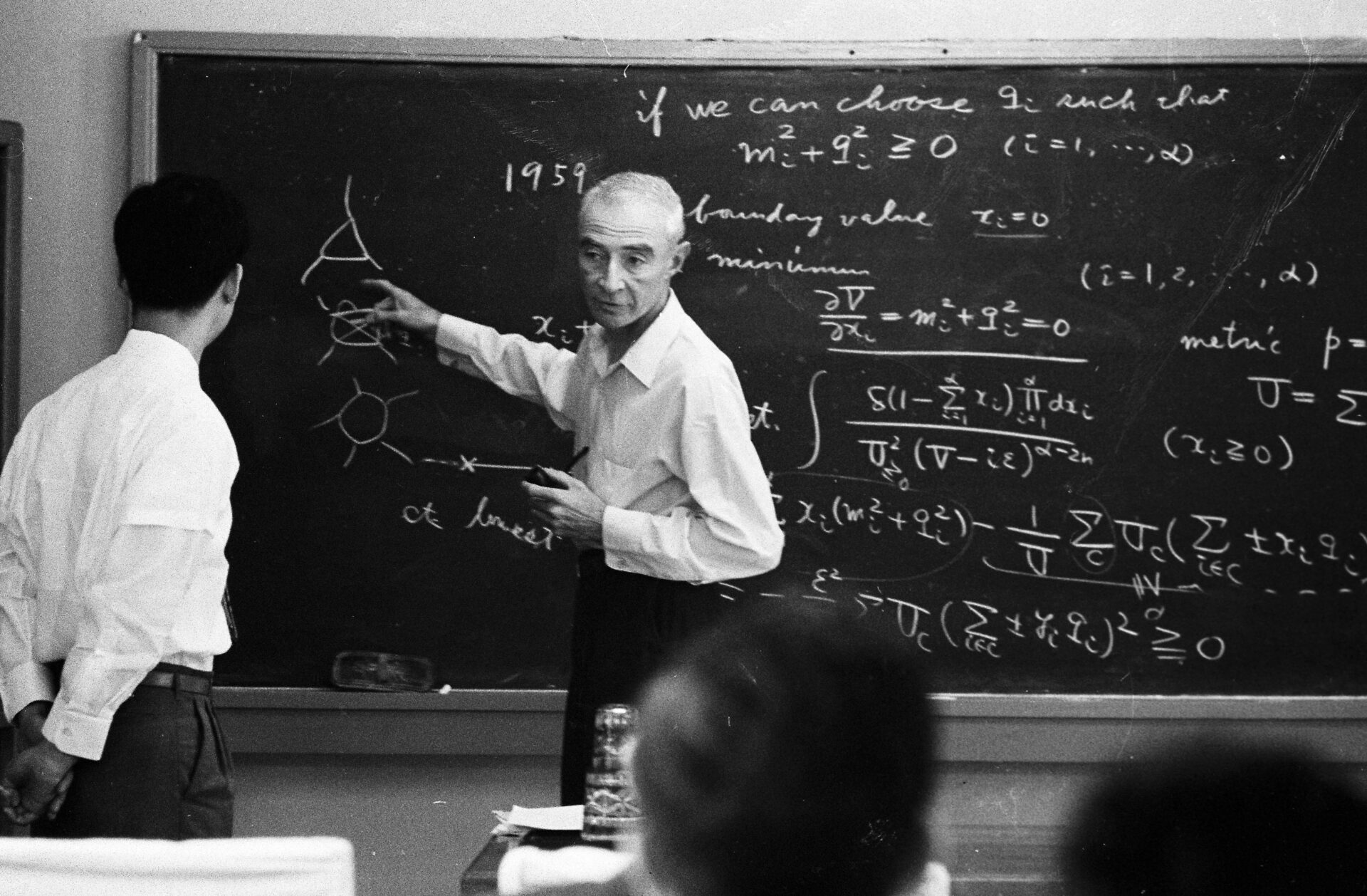 Oppenheimer lecturing during his visit to Japan in 1960